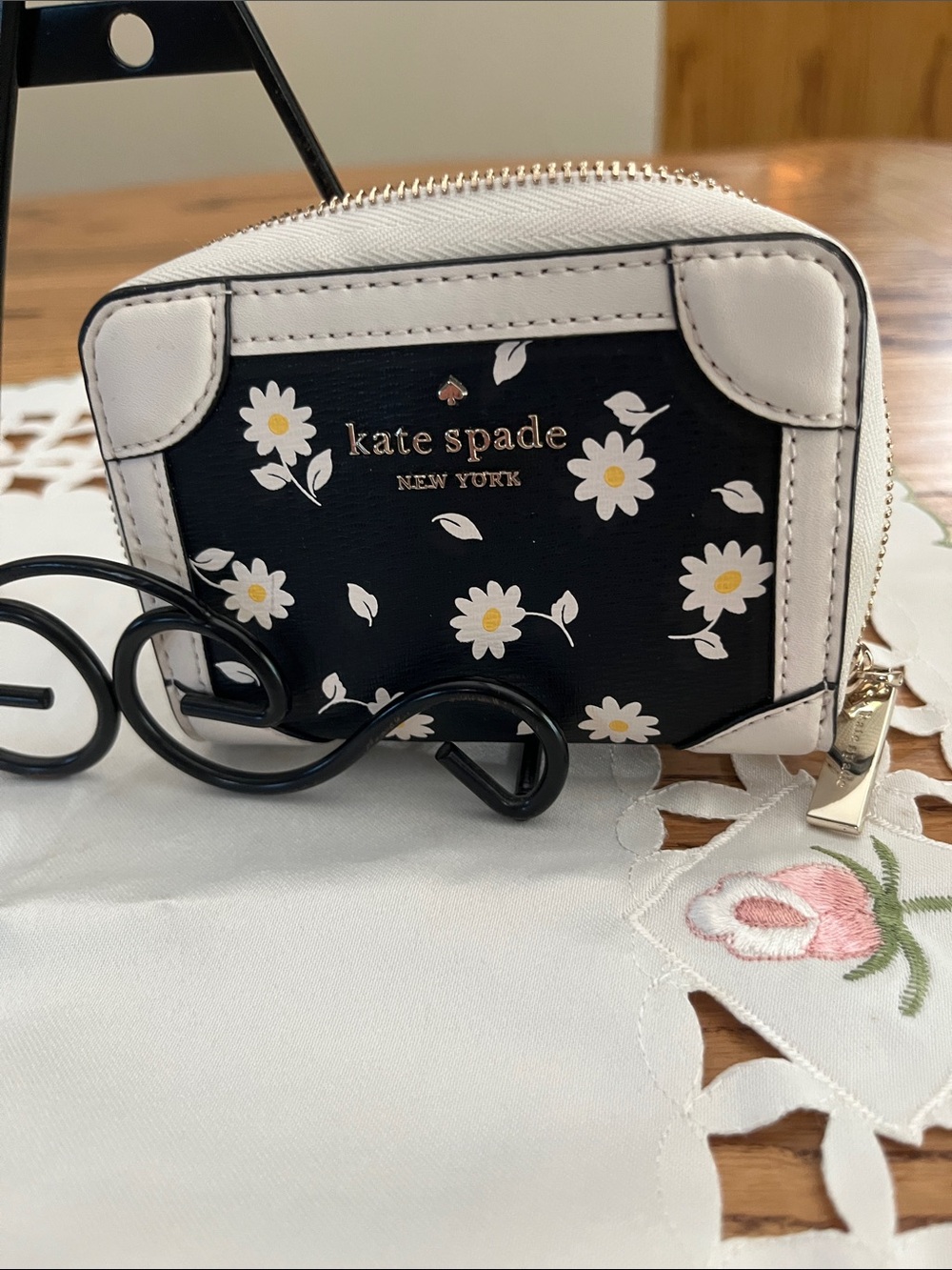 kate spade Black Floral Daisy Zip Coin Pouch with Cream Trim